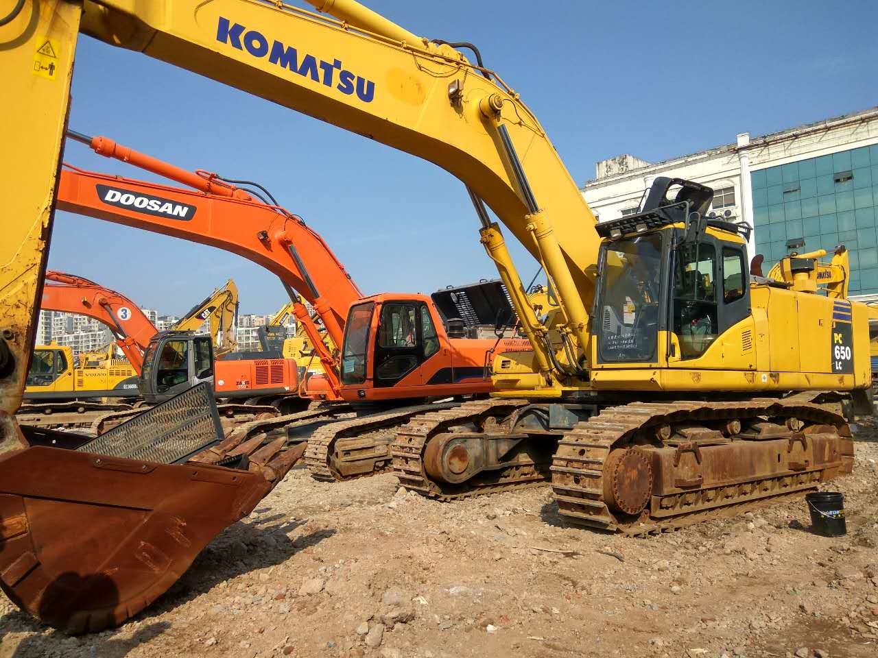 二手挖掘機(jī)進(jìn)口報關(guān)公司